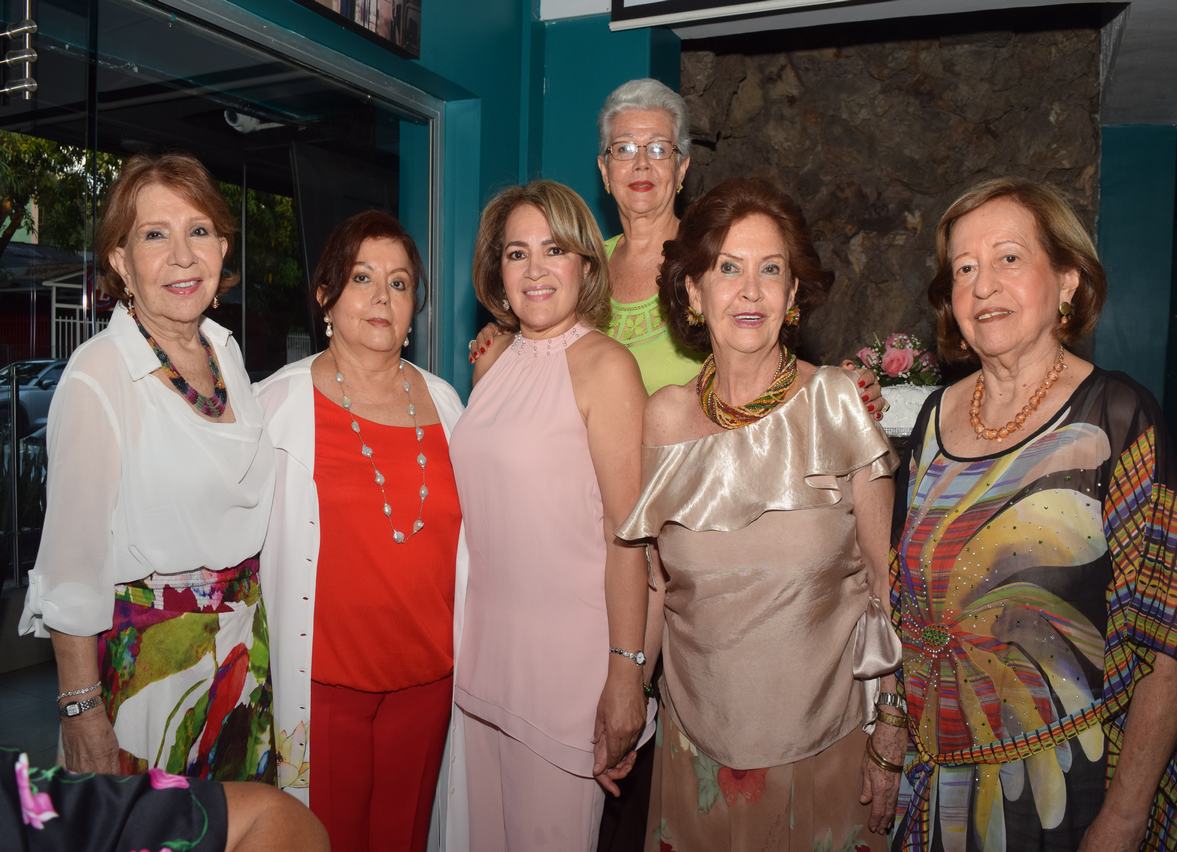 Ema Oliveros, Leonora Oliveros, la cumpleañera Gloria Ortega, Gloria Arizabaleta, Sonia Alvares e Isabelita de Escandón.
